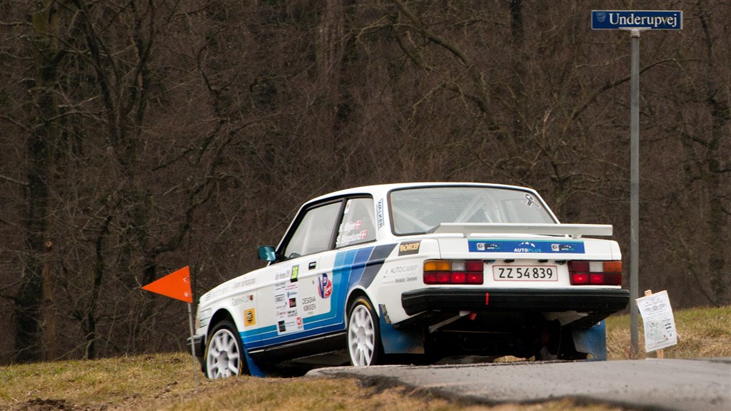 Kurt Mejer og Steen Bøgelund imens der endnu var gang i motoren i den hurtige Volvo 242 Turbo
(Foto: rallypics.dk-viggo.johansen)
